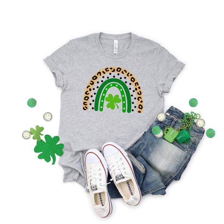 T-shirt di San Patrizio con stampa leopardata Rainbow Shamrock per la vendita all'ingrosso da parte di Sights Ink