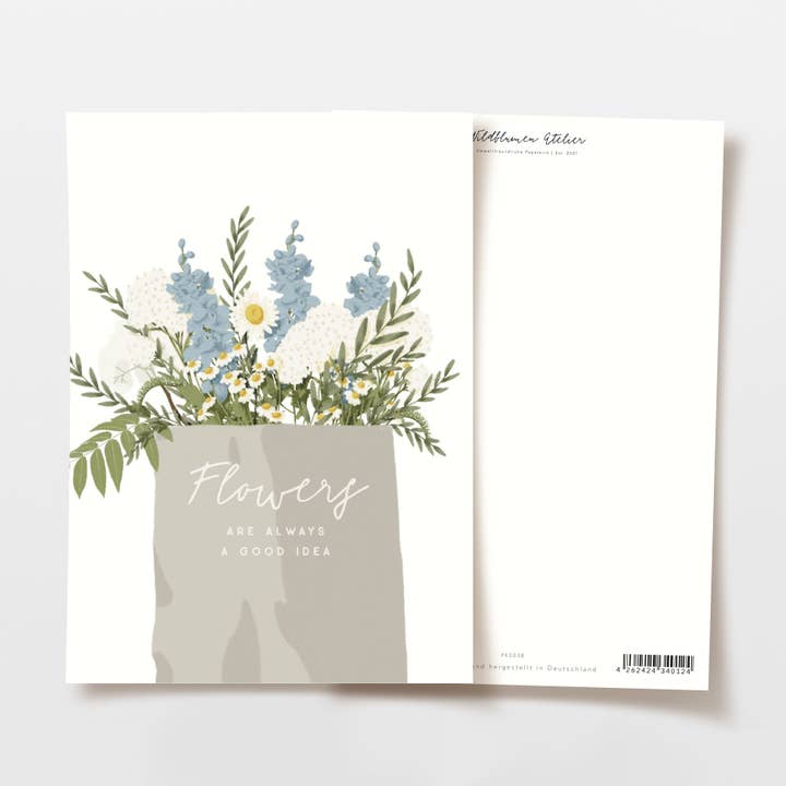 Vykort med påse fylld av blå och vita blommor, FSC-certifierat för wholesale av Wildblumen Atelier