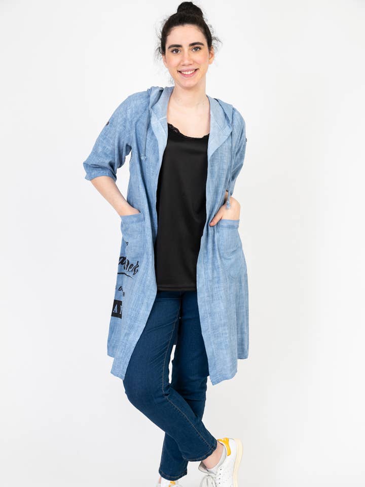 Lang blå denim cardigan i stor størrelse med inskriptioner (C8021) for engroshandel hos Pomme Rouge Paris