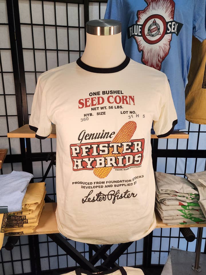 Vintage-Saatbeuteldesign; „Pfister Hybrids Seed Bag“ Next-Level Ringer-T-Shirt; naturfarben/schwarz für den Großhandel von Seed House Prints