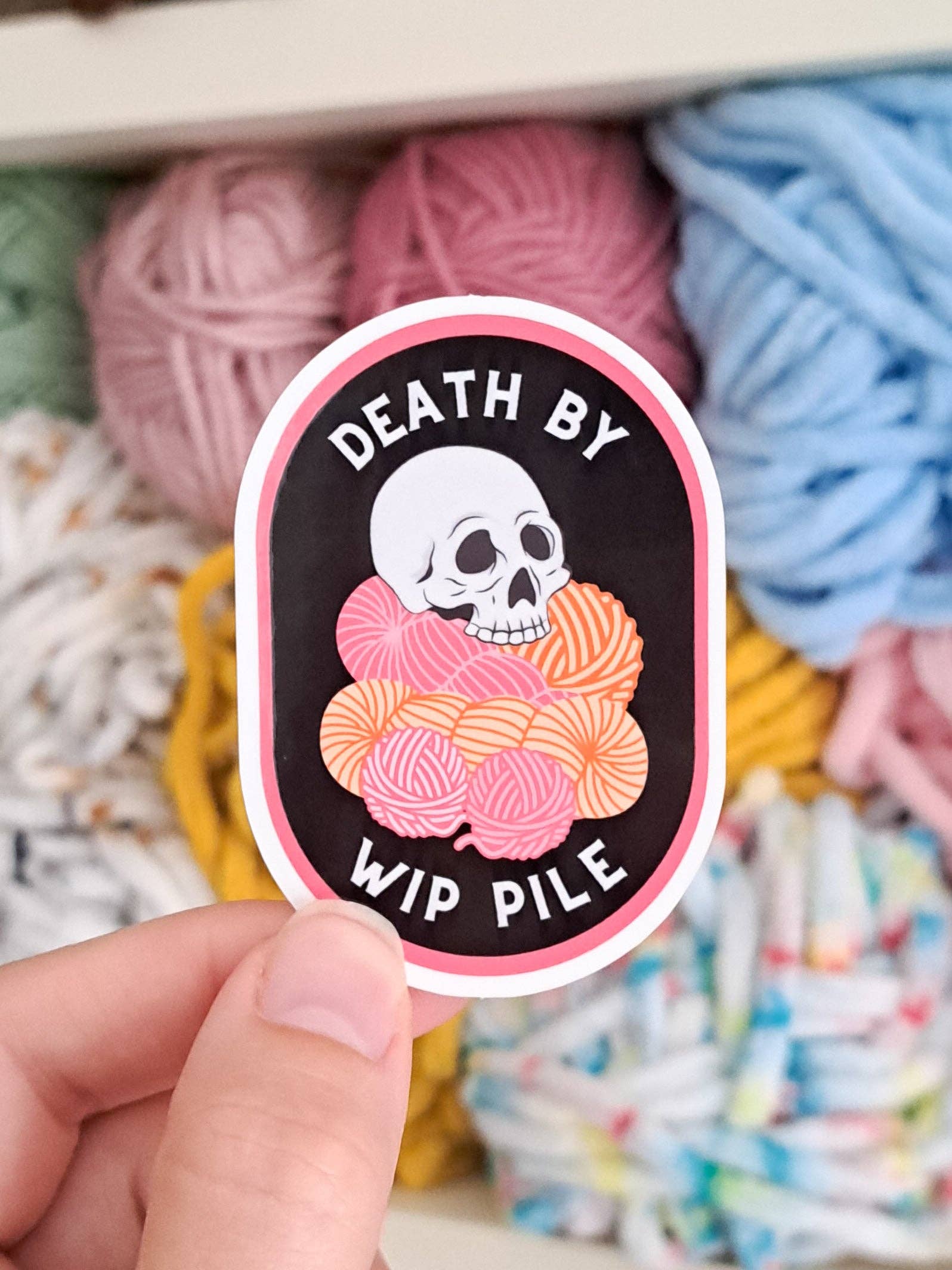 The Pigeon's Nest – Engroshandel Klistermærke – Død ved WIP-bunke klistermærke – Uhyggeligt garn-tema design1