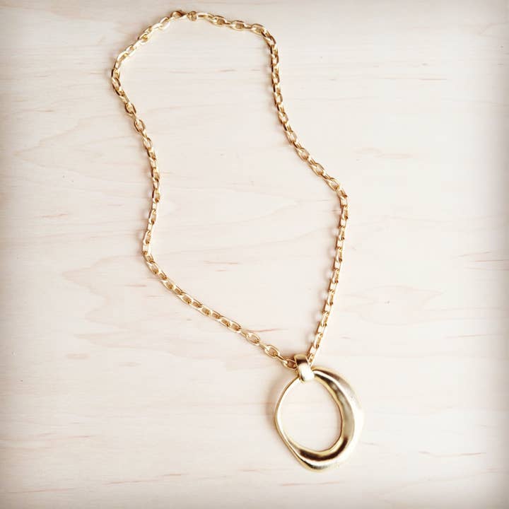 Matte gouden ketting met ovale hanger 257ky voor wholesale door The Jewelry Junkie