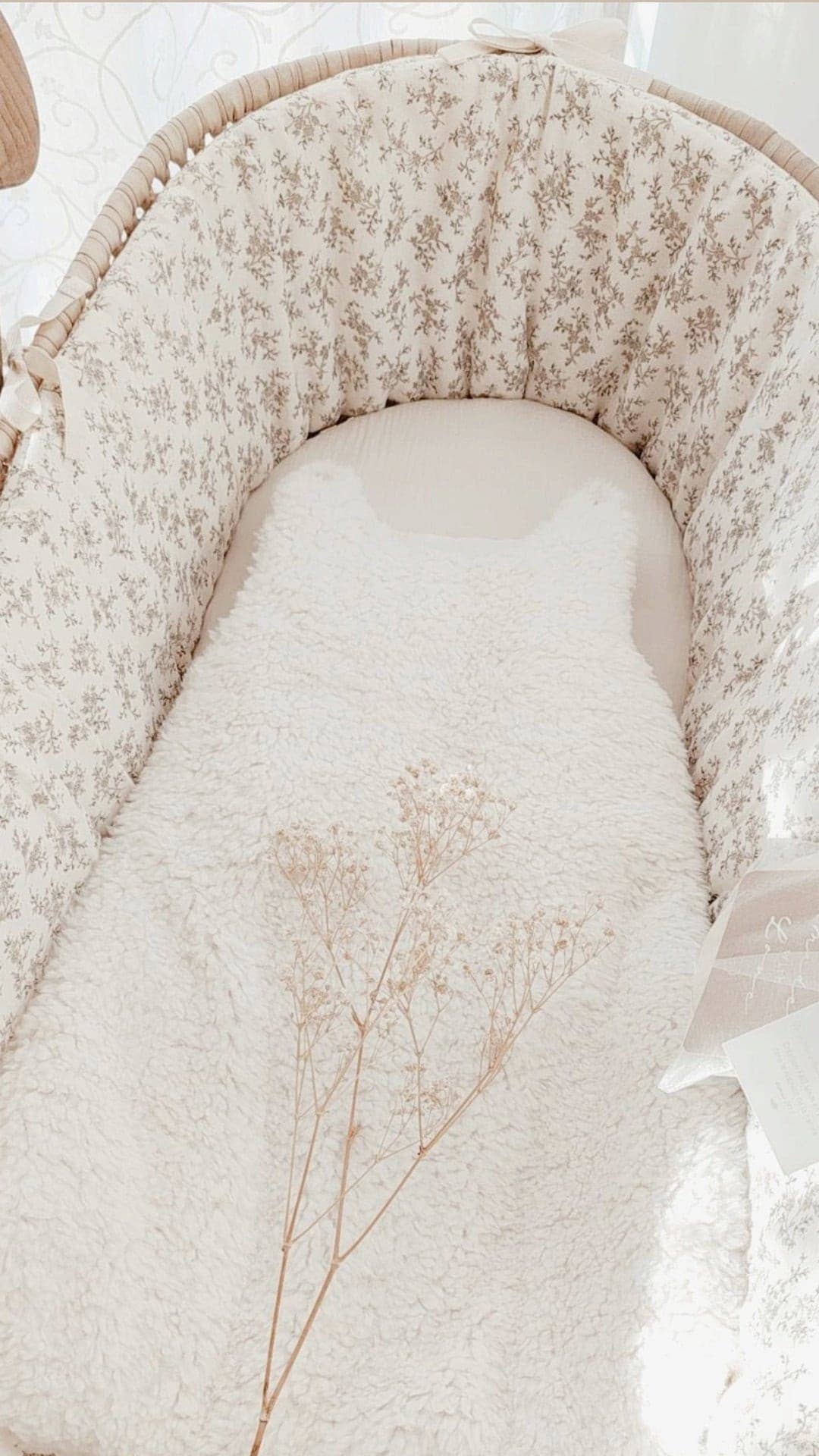 Les p'tites Merveilles de Bérénice - Wholesale Bassinet - Baby - “Louison” bassinet in ecru organic cotton double gauze with beige flowers6