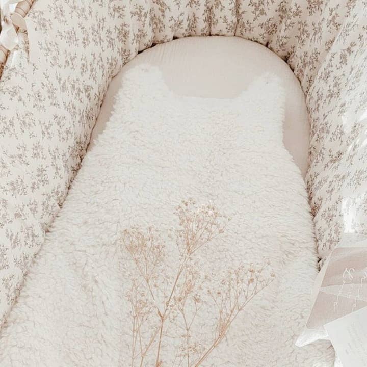 Les p'tites Merveilles de Bérénice - Wholesale Bassinet - Baby - “Louison” bassinet in ecru organic cotton double gauze with beige flowers6