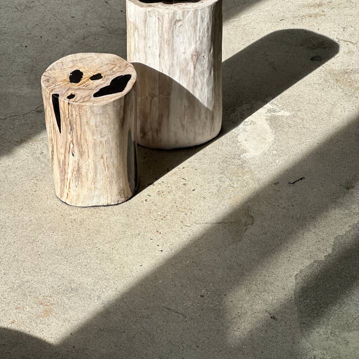 Office Objets - Wholesale Side Table - White petrified wood side table with black spots H:27.5 D:1870