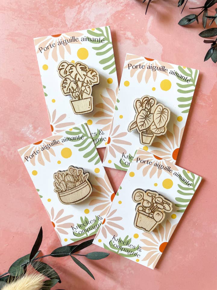 Magnetische naaldenhouder Monstera van hout – Handgemaakt – Sterke magneet – Borduuraccessoire - Planten Collectie voor wholesale door Kneckes & Compagnie