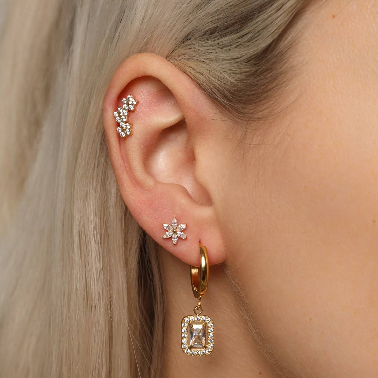 Schmuckgroßhandel - Vente Boucles d'oreille uniques - Bloomy Piercing oreille en titane avec trois fleurs et zircones scintillantes1