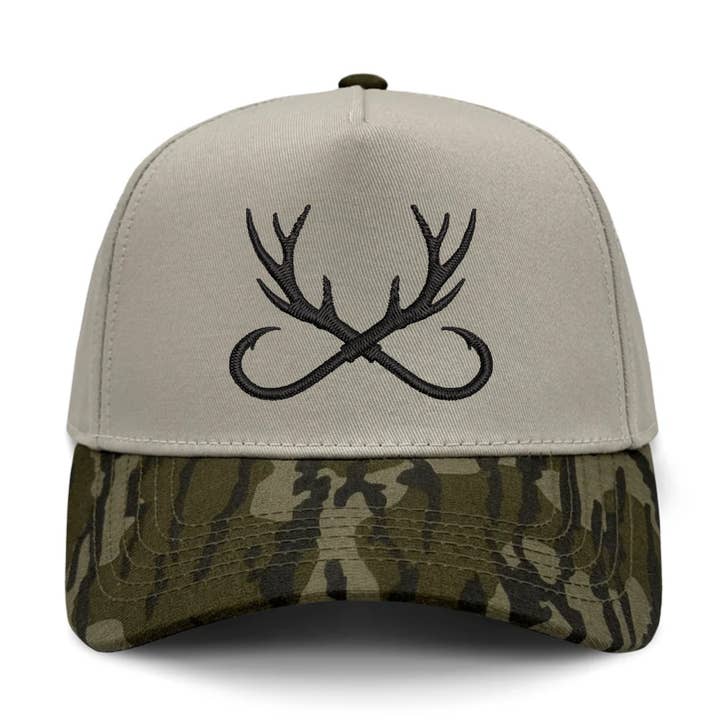 Cappello Ricamato Mimetico Bottomland con Corna da Pesca per la vendita all'ingrosso da parte di Southern N Savvy