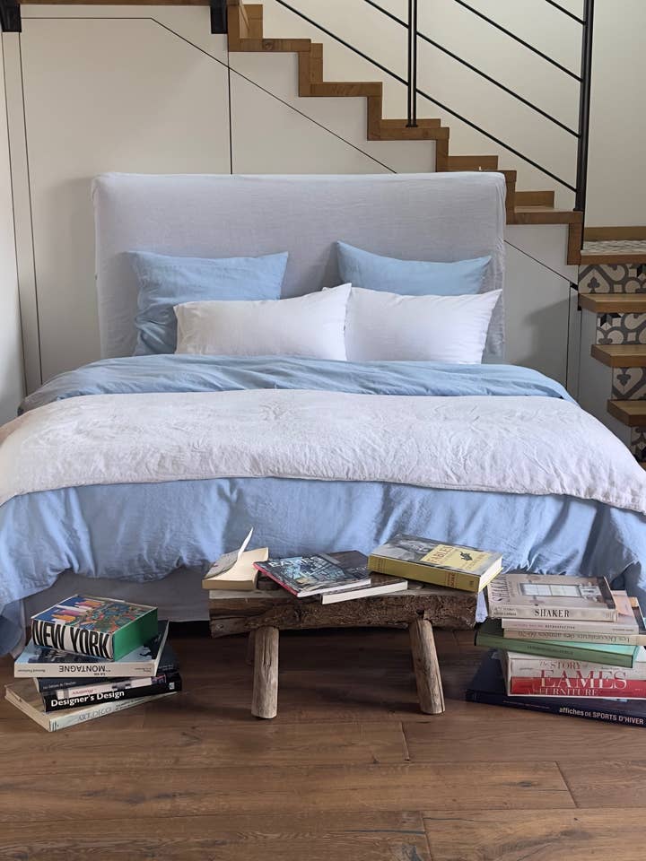 Dekbedovertrekken van gewassen linnen en gewassen katoen in hemelsblauw voor wholesale door la draperie francaise