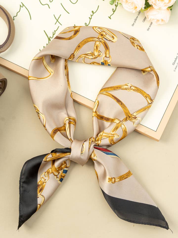 Foulard Carré 70x70 Effet Soie Chaînes Dorées Élégant pour la vente par COSMOS