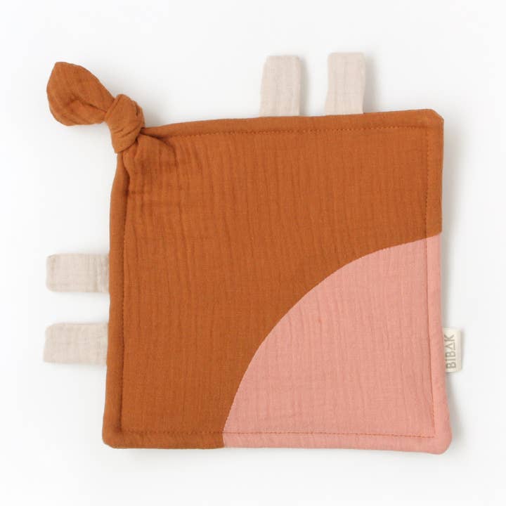 Sensorisches Tuch aus Bio-Baumwolle für Baby Dot Cinnamon für den Großhandel von Bibak