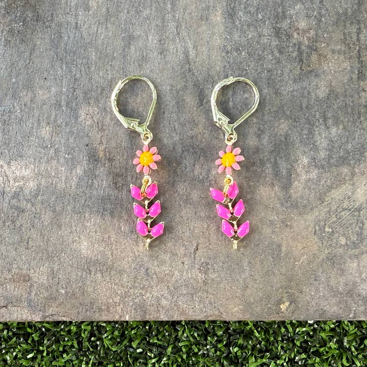 Brincos de Margarida em Esmalte Rosa por atacado de Carley King Jewels