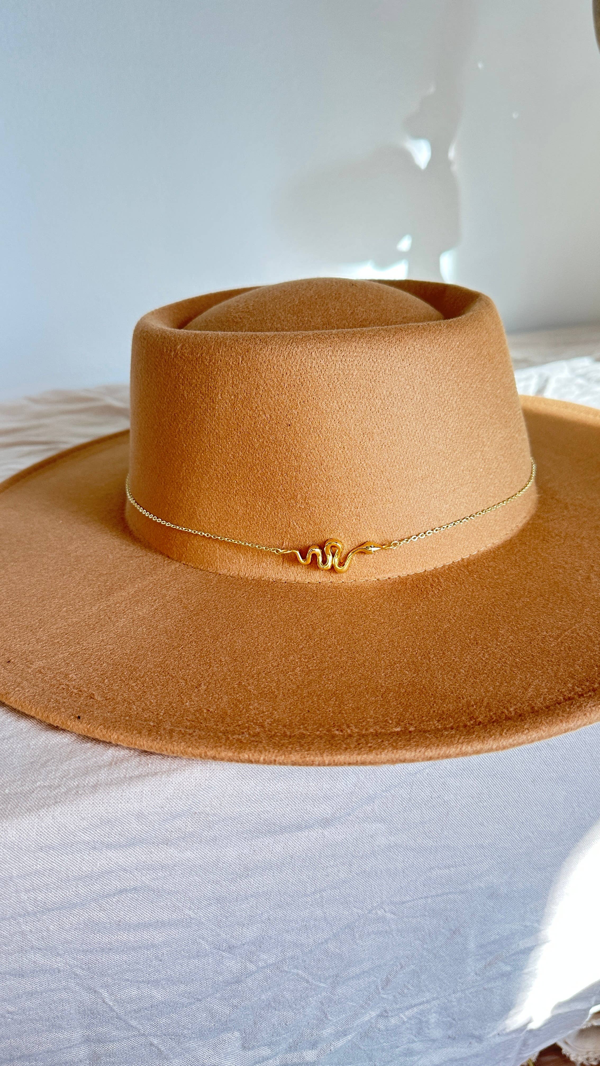 Ombra & Luce - Wholesale Hat Accessory - Women's - Dainty hat chain 24k gold plated with snake charm, desert0
