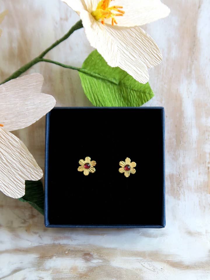 Pendientes pequeños de flor con botón dorado y granate para venta al por mayor de Hirondelle Bijoux