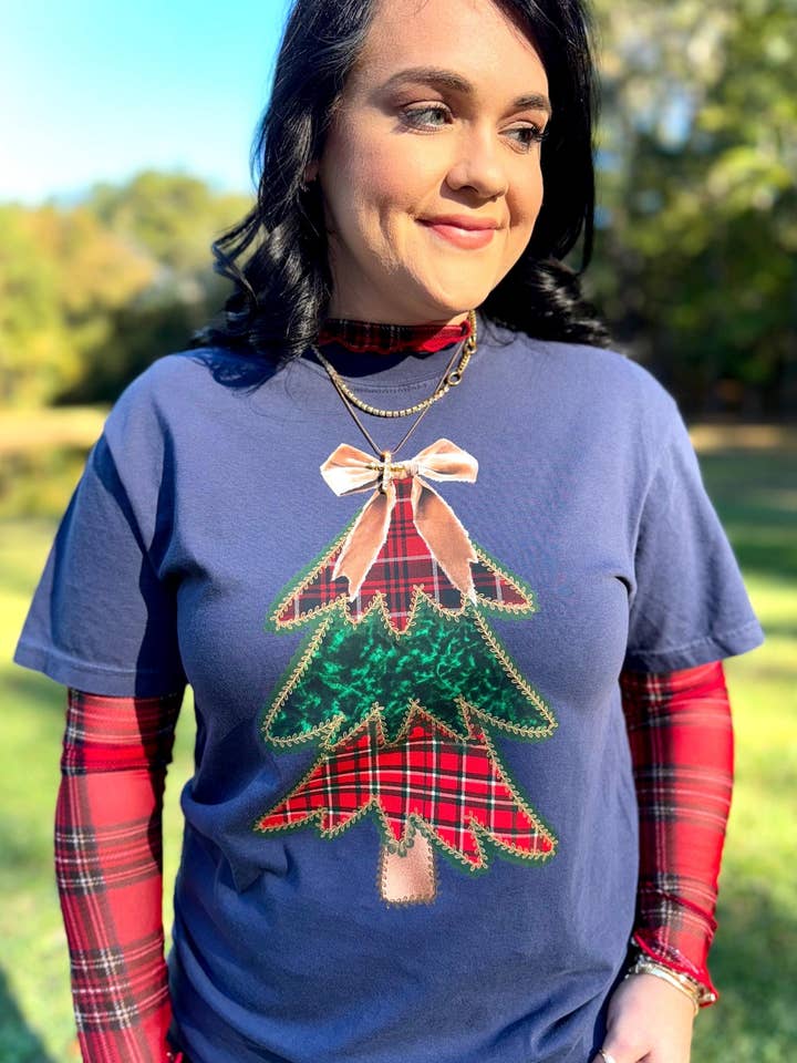 Sapin de Noël à carreaux (T-shirt marine CC) pour la vente par Twisted Image Tees Wholesale