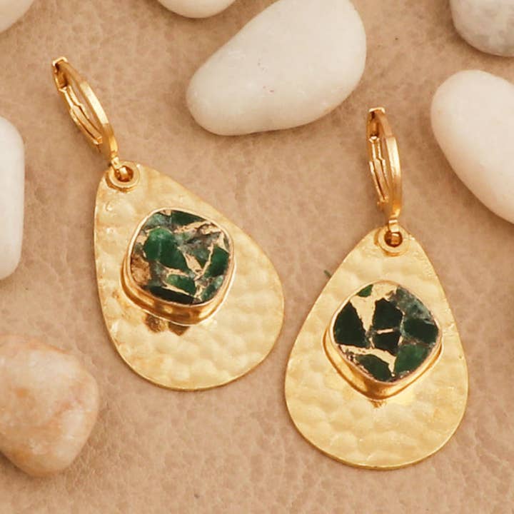 Texturerade hamrade gröna Mohave guldpläterade dinglande örhängen för wholesale av El Joyero
