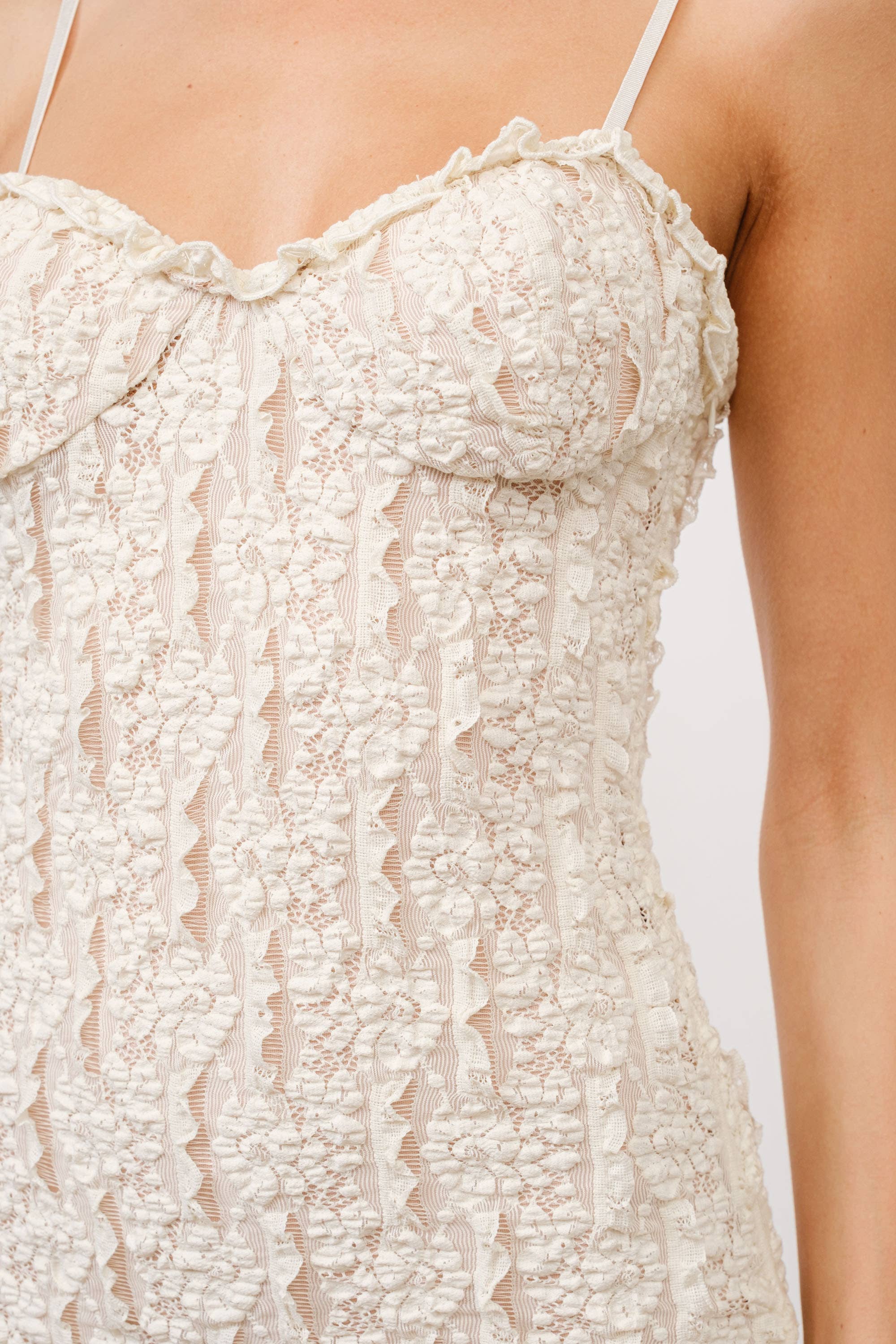 Ivoire Mini-robe en dentelle à volants Gisele en vente sur Faire5