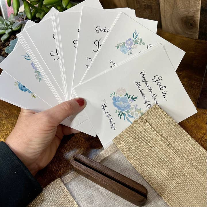 Gott ist... Kartenset „Namen Gottes“ für den Großhandel von Blessed Be Boutique