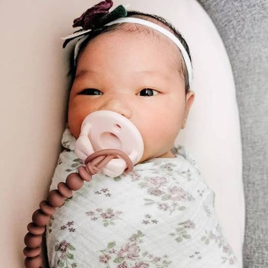 Itzy Ritzy - Vente Pince à tétine – bébé - Sweetie Strap™ Sucette d'une pièce en silicone20