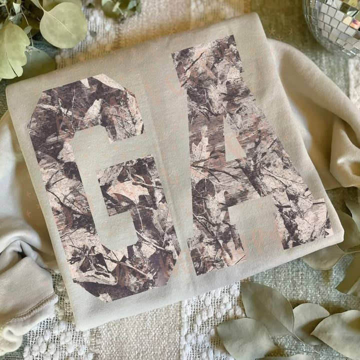 Gildan Camo GA Sweater voor wholesale door Sweet Tees & More