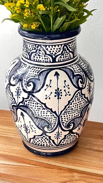 Vase Beldi en céramique bleu et blanc pour la vente par Layou Craft