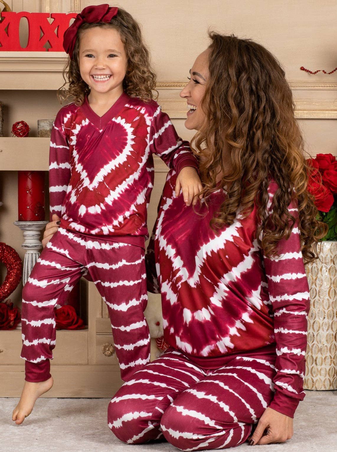 Bordeaux Set da salotto Mommy & Me Tie Dye Love in vendita all'ingrosso su Faire6
