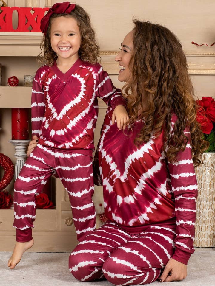 Bordeaux Set da salotto Mommy & Me Tie Dye Love in vendita all'ingrosso su Faire6