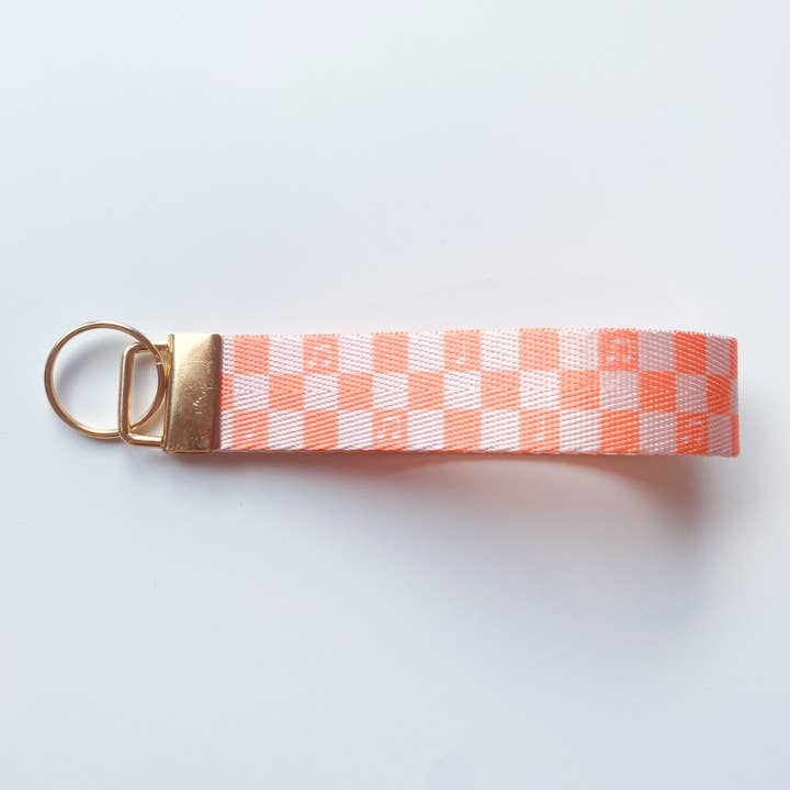 Llavero de pulsera naranja con notas musicales a cuadros para venta al por mayor de Hale Yeah Design Co.
