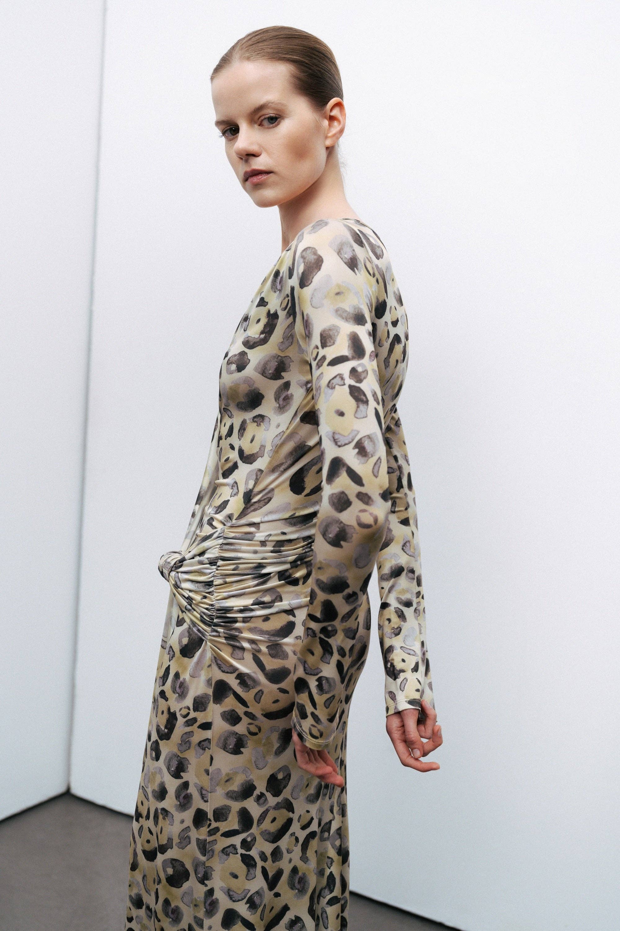 Variante Vestido maxi com detalhe torcido para venda a revendedores na Faire4