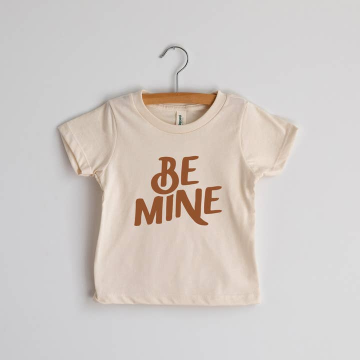 T-shirt Be Mine Organic Bébé & Enfant • Encre de chameau pour la vente par Gladfolk