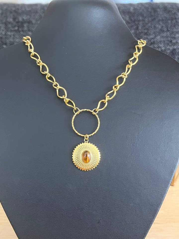 Collar ENZO - en acero dorado y ojo de tigre para venta al por mayor de Innaya