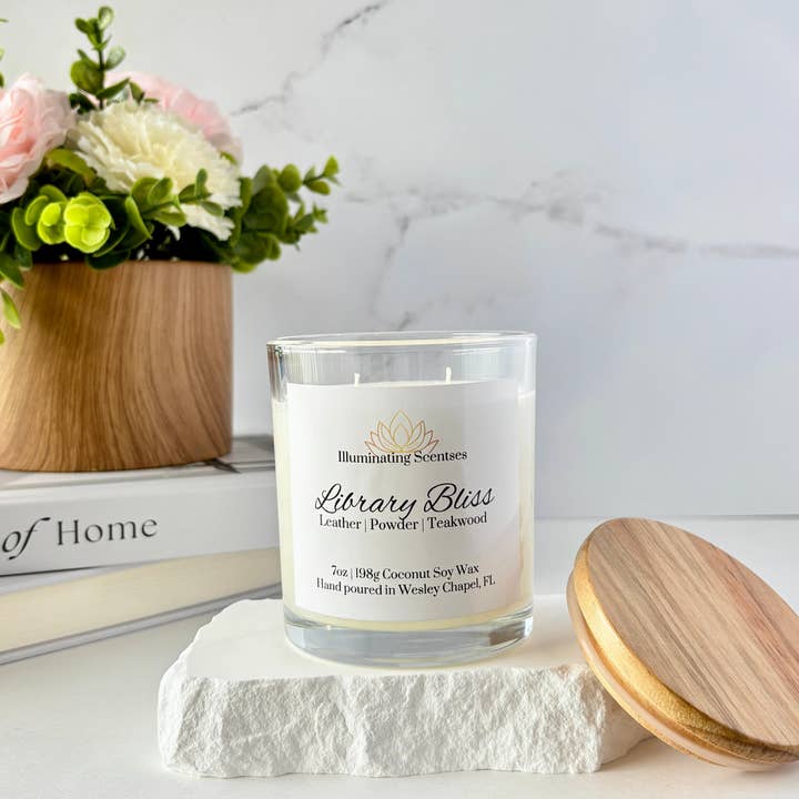 Library Bliss 7oz | Bougie parfumée noix de coco et soja pour la vente par Illuminating Scentses