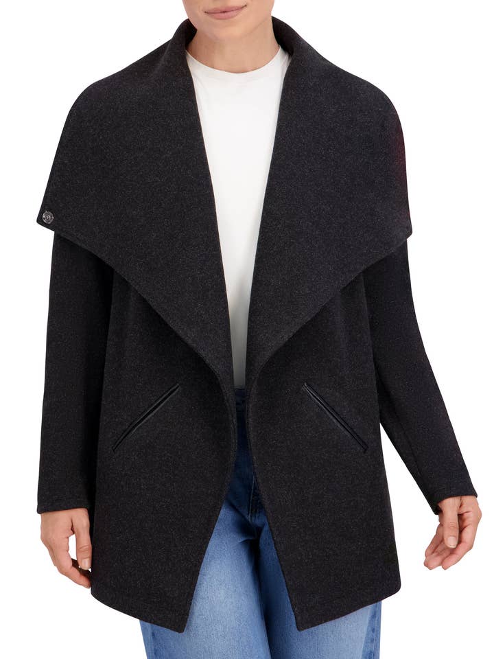 Veste drapée en cachemire végan pour la vente par Ookie & Lala / O&L