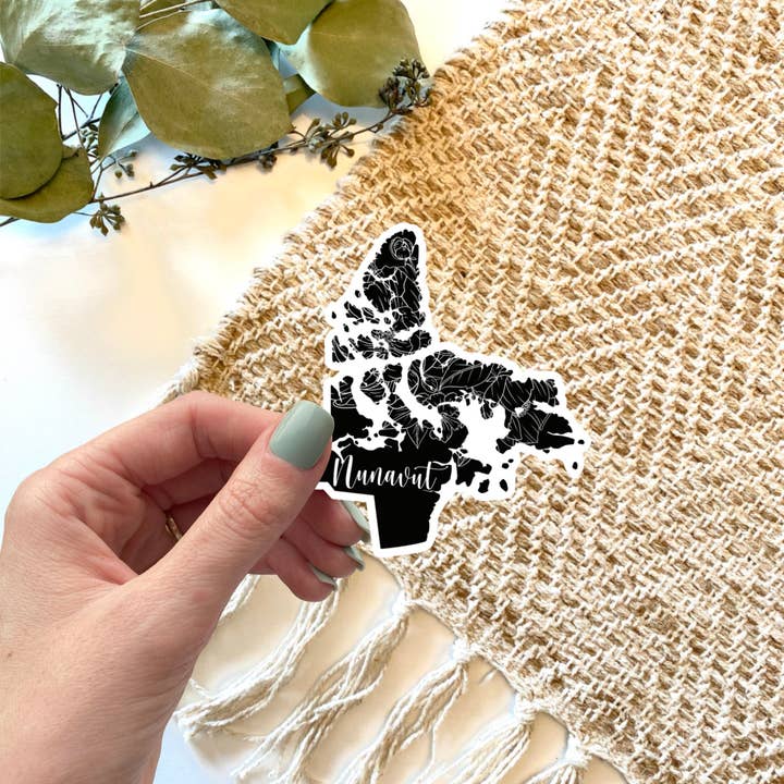 Autocollant de province à fleurs noires Nunavut Canada pour la vente par Freckled Art