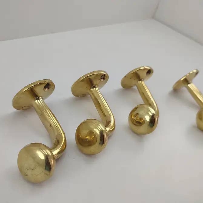 Massiv messing vægkrog/frakkekrog for engroshandel hos Terracotta Design LTD