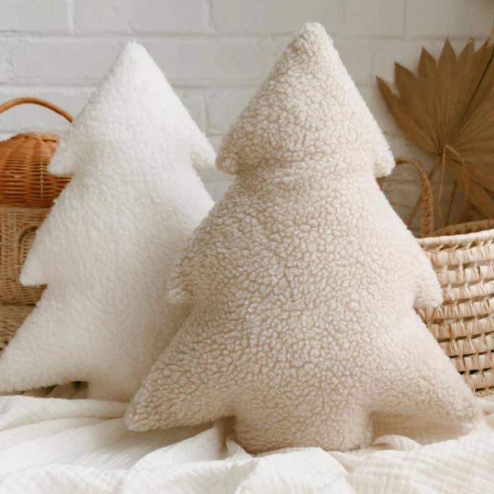 Coussin sherpa - Sapin d'hiver pour la vente par The Butter Flying