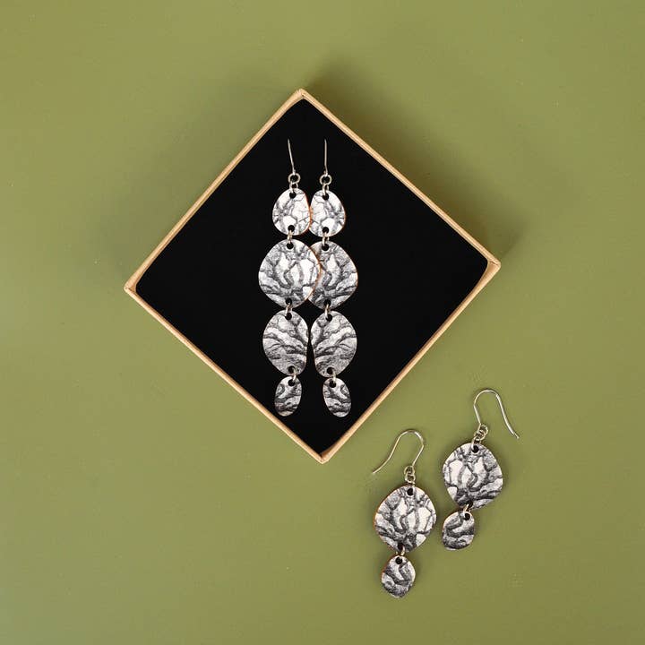 Boucles d’oreilles en bois durables PATH 14. Design finlandais pour la vente par MILANKA JEWELRY