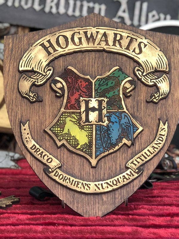 Enseigne en bois de Poudlard pour la vente par Outcast Props