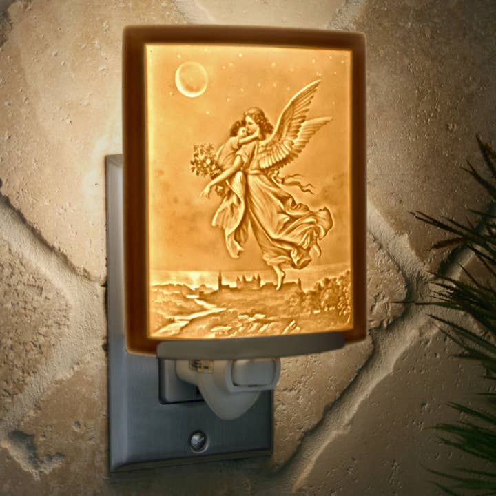 Veilleuse en lithophane en porcelaine Guardian Angel pour la vente par The Porcelain Garden Inc.
