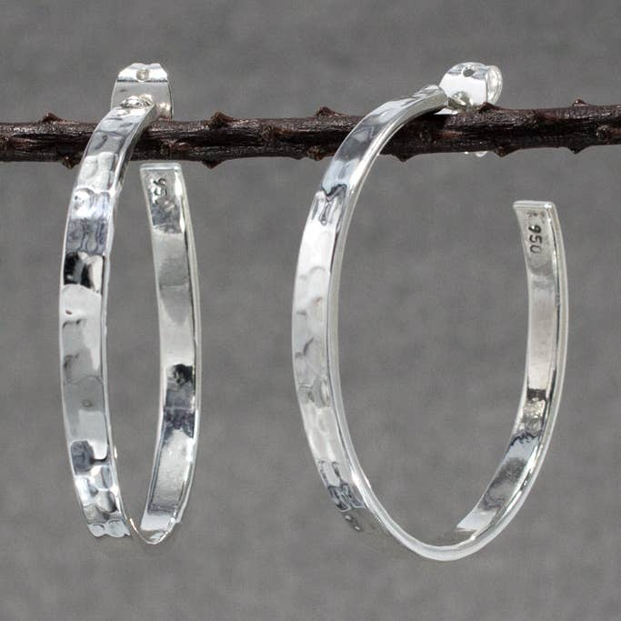 Nabyla Gehamerde Hoepeloorbellen Post voor wholesale door Emilio Sotelo Jewellery