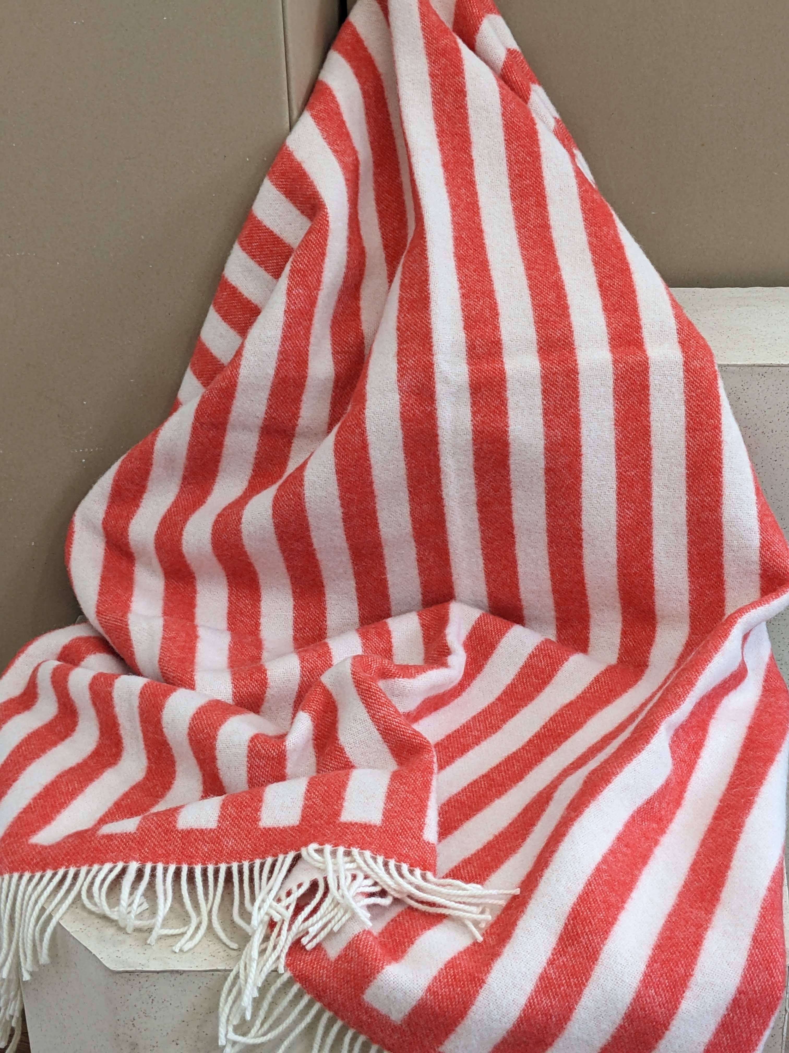 Coudre Berlin - Wholesale Throw Blanket - Wool Blanket / Cozy Blanket STRIPES tomato red / off white0