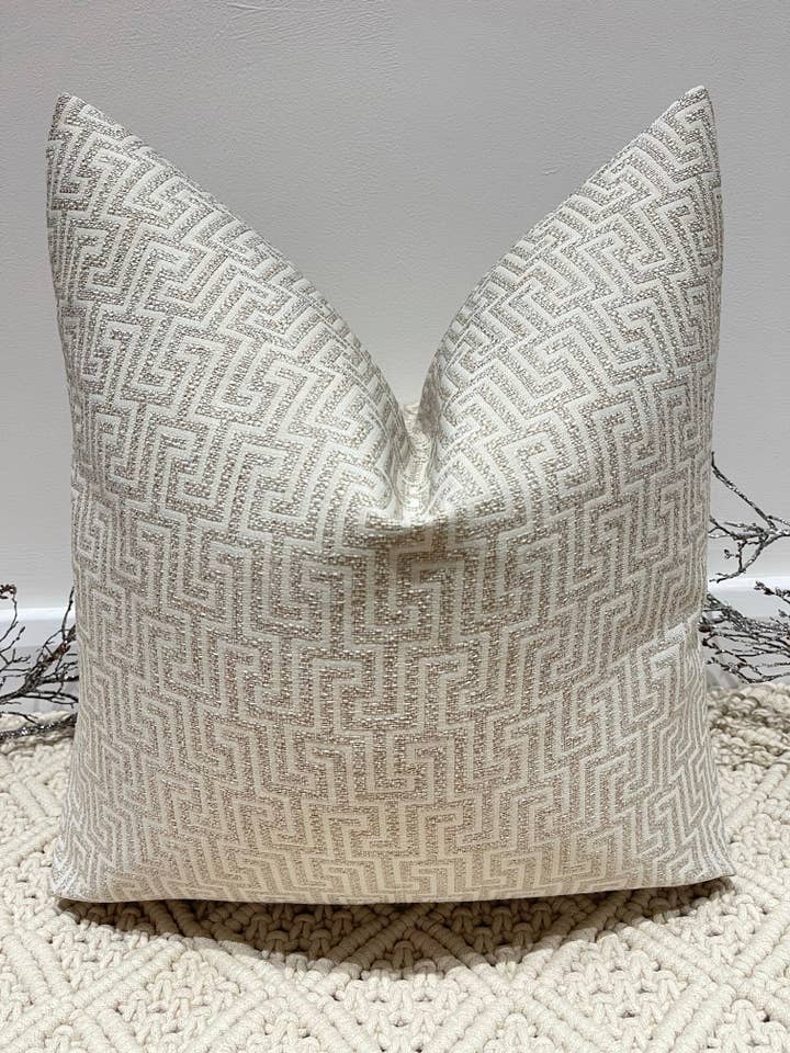 Le Coussin Couture - Le Beige Mattox - Style n° 56 (ARRÊTÉ) pour la vente par The Couture Cushion