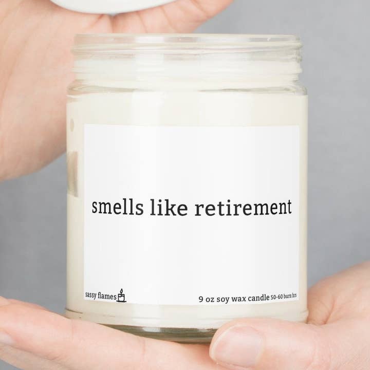 Luktar som pensionering sojavax doftljus, 9oz för wholesale av Sassy Flames