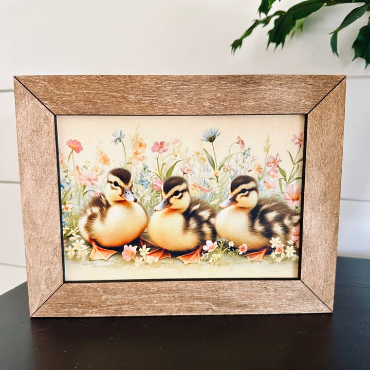 Canetons encadrés dans un pré fleuri 8,5x6,5” pour la vente par Farmhouse Decor & Co.