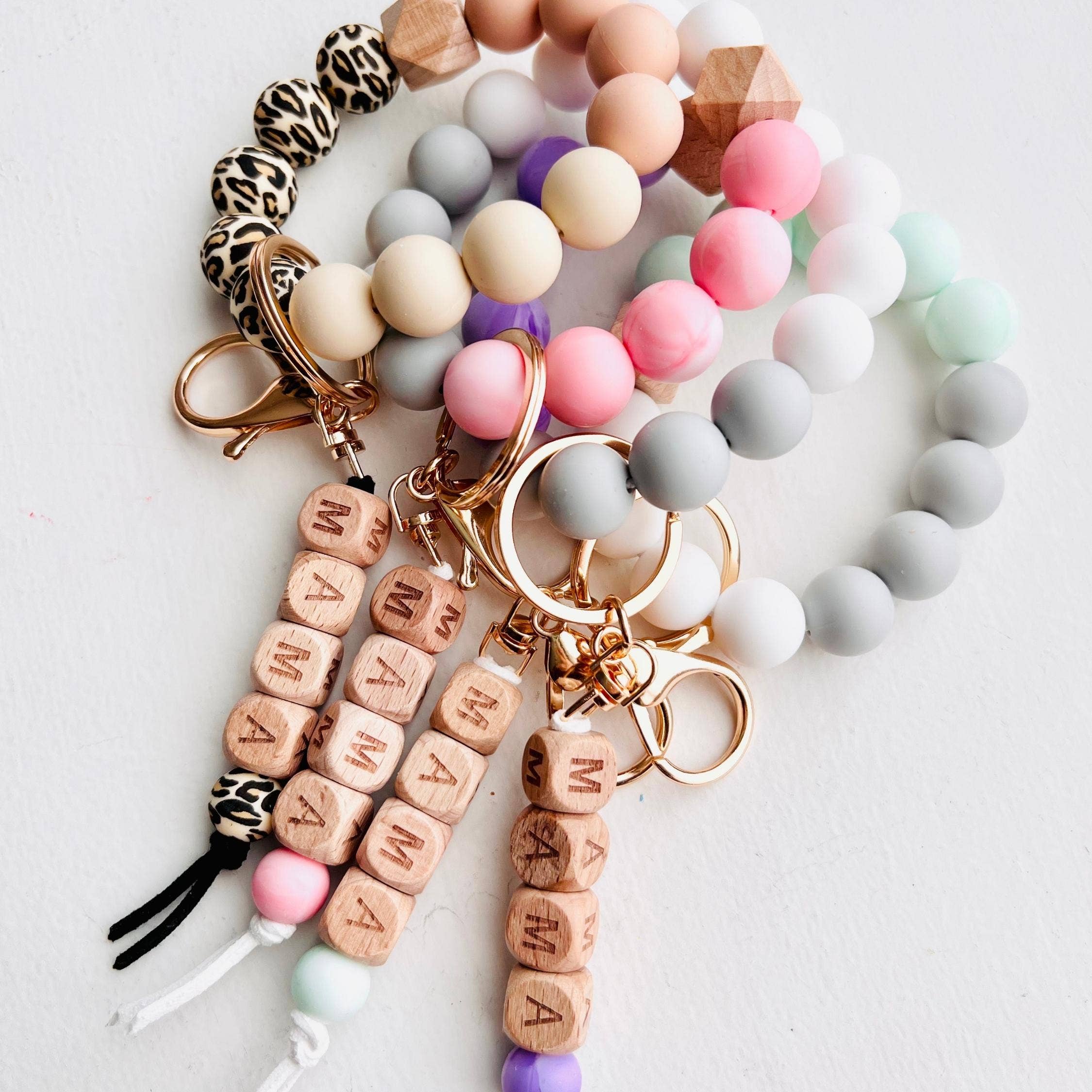 Tiny Gift Society – wholesale Nyckelringsarmband – MAMA armband nyckelring i silikon med pärlor och tassel2