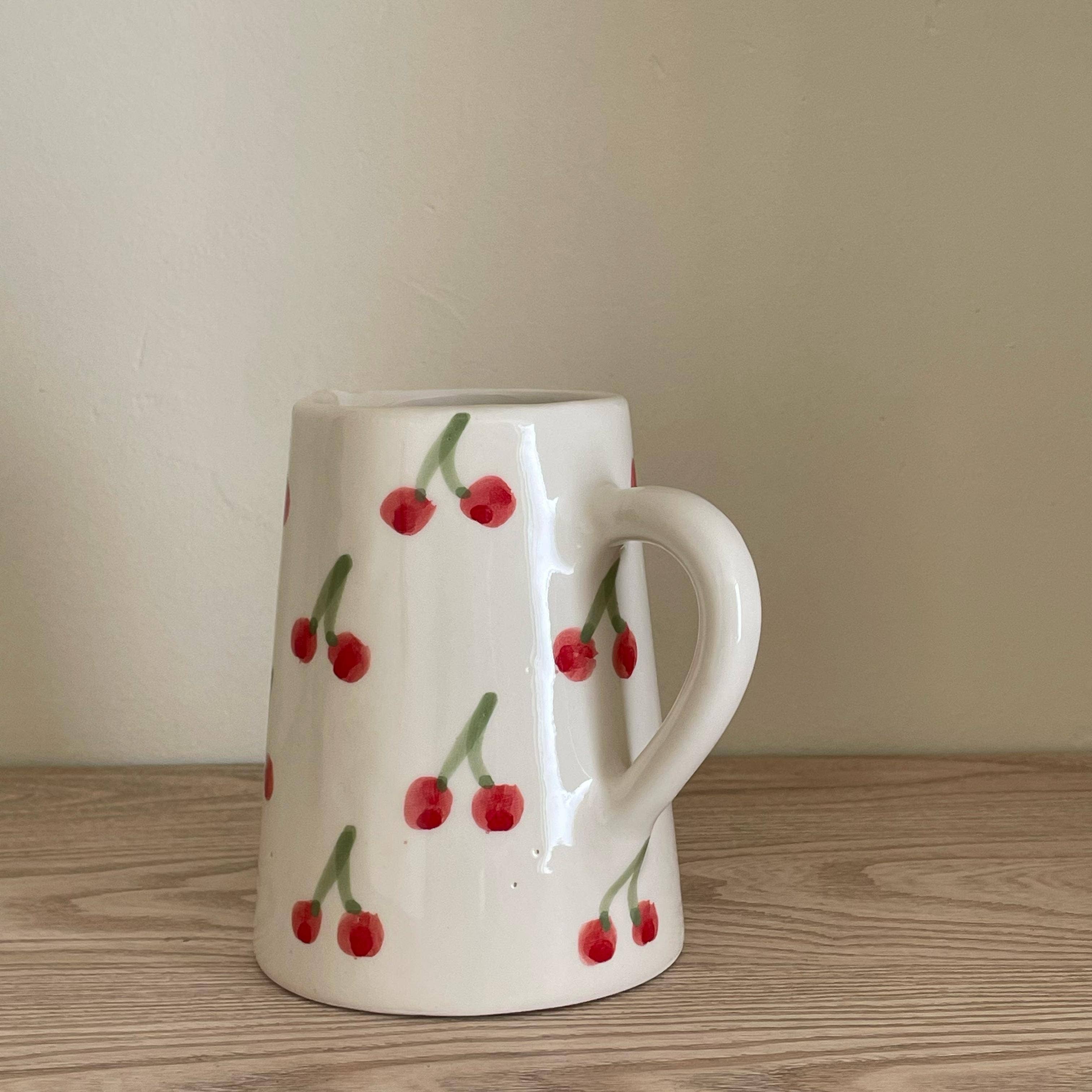 LeBazare – Großhandel Krug – Handbemalter Keramikkrug – Weiß mit Kirschmotiven (1 l)3