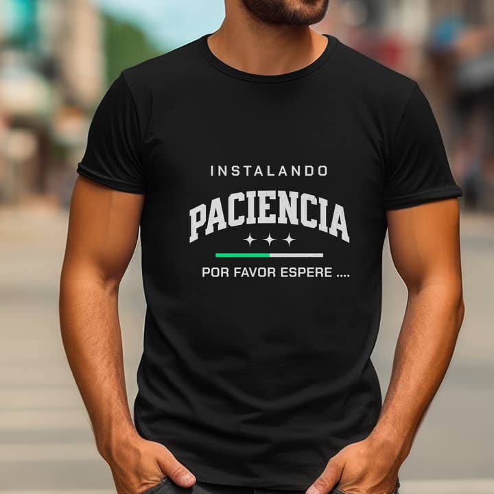 Instalando Paciencia Graphic Tee - Sjov & Relaterbar Latinx T-shirt | Sjov og Relaterbar T-shirt for engroshandel hos Bloom Designs