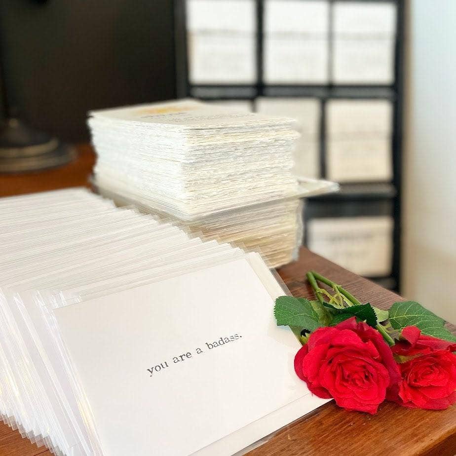 Alison Rose Vintage – Engroshandel Opmuntringskort – du er en badass kompliment lykønskningskort i skrivemaskine skrifttype1
