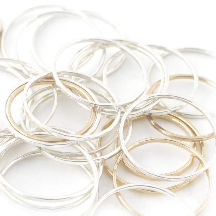 Anneaux empilables maigres martelés pour la vente par Amy Wing Designs