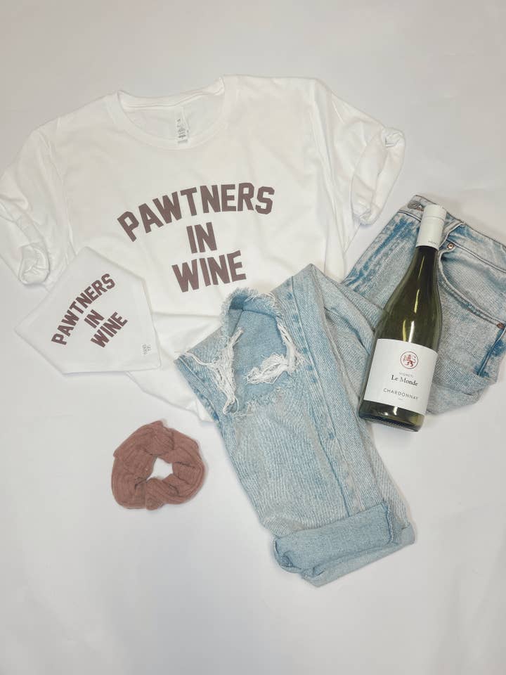 "Pawtners In Wine" T-shirt - Bijpassende kleding voor hond en eigenaar voor wholesale door Peached Pups